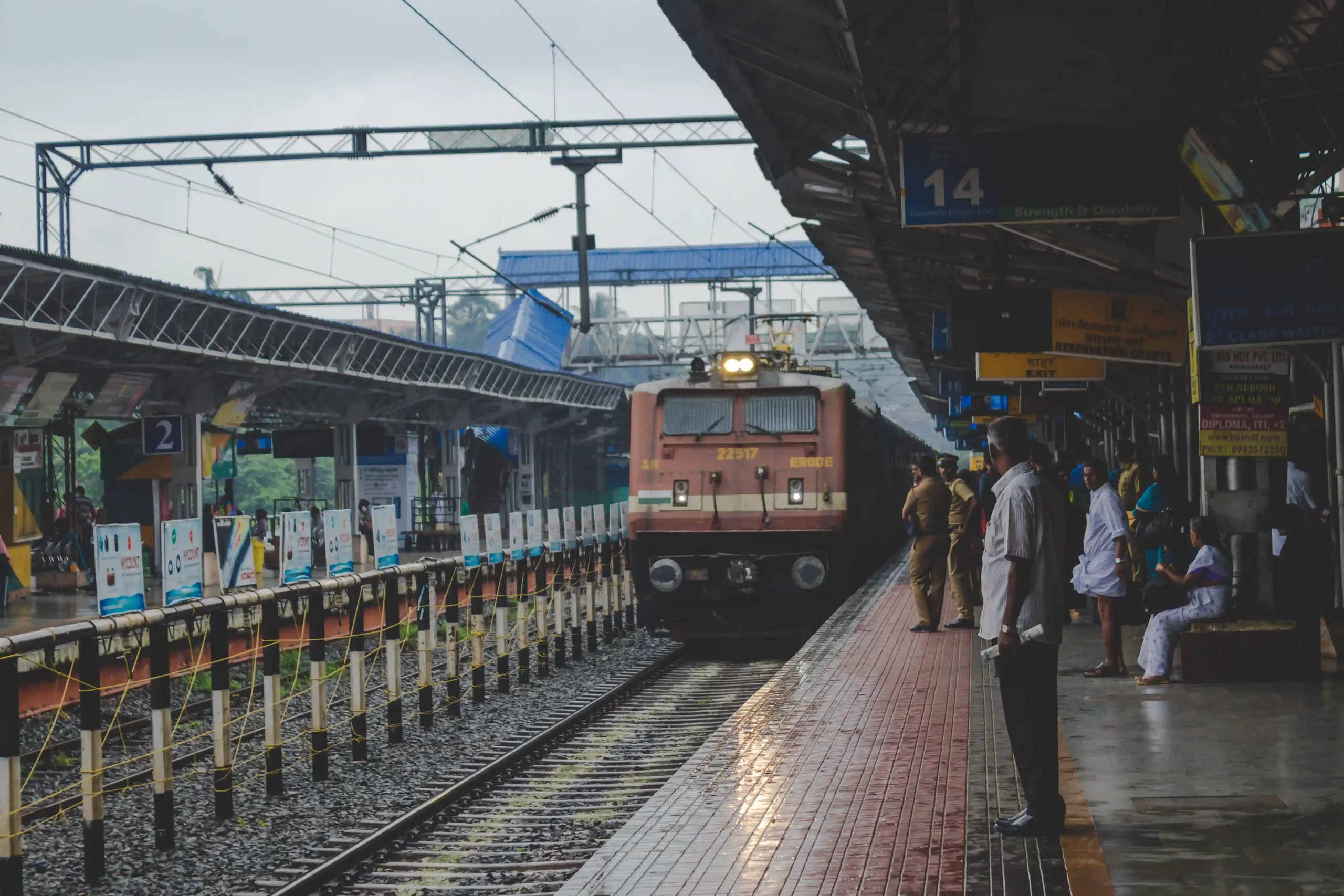 people-watching-as-train-approaches