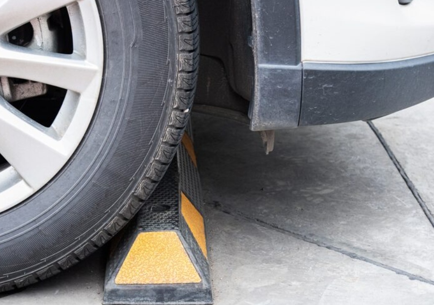 Why Rubber Car Wheel Stoppers Make Parking Safer and Easier?插图 Why Rubber Car Wheel Stoppers Make Parking Safer and Easier