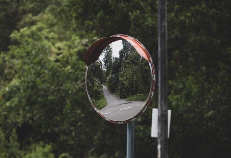 How Convex Safety Mirrors Avoid Surprising Drivers with Blind Spots？